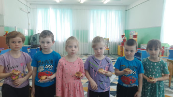 В руки жаворонков взяли и весну мы закликали! В руки жаворонков взяли и весну мы закликали!.